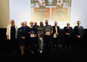 osoby biorące udział w konkursie dilmowym oraz organizatorzy i policjanci