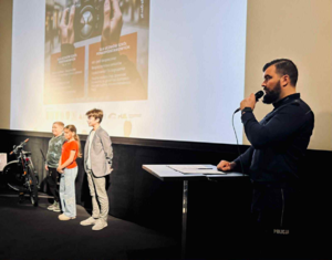 osoby biorące udział w konkursie dilmowym oraz organizatorzy i policjanci