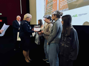 osoby biorące udział w konkursie dilmowym oraz organizatorzy i policjanci