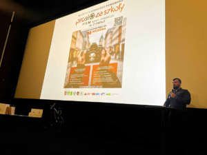 osoby biorące udział w konkursie dilmowym oraz organizatorzy i policjanci