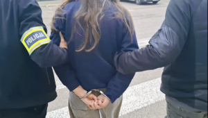 policjanci prowadzą zatrzymane kobiety w kajdankach oraz ziemniaki obok telefonu