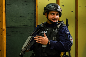 ćwiczenia, policja, osoby cywilne, sprzęt policyjny, broń