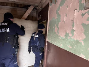 Policjanci w pustostanie