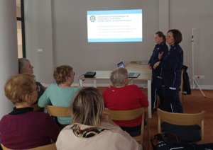 Policjantki na spotkaniu z seniorami