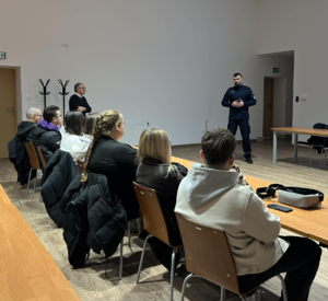 studenci i policjant