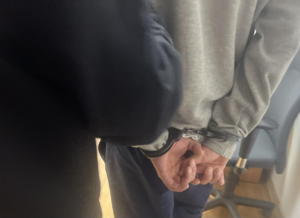 męskie ręce skute w kajdanki