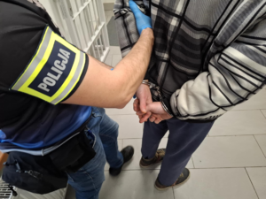 mężczyzna zatrzymany przez policjanta
