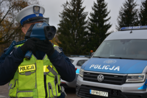 Policjant mierzy prędkość z jaką poruszają się kierujący