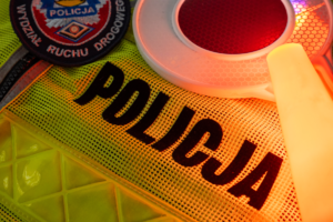 kamizelka odblaskowa z napisem policja