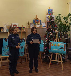Policjantki z pracami konkursowymi