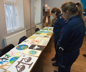 Policjantki z pracami konkursowymi