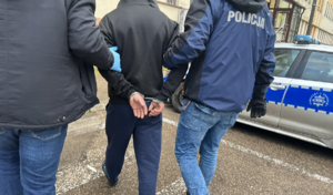 Policjanci z zatrzymanym męzczyzną