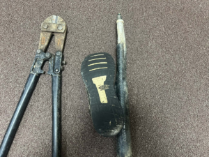 obcęgi i podeszwa buta