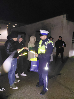 policjant wręcza odblaski