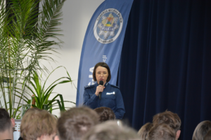 Policjantka przy mównicy
