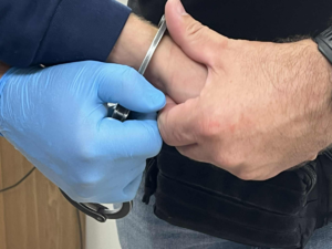 zakładanie kajdanek zatrzymanem