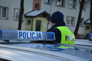 Policjant przy radiowozie