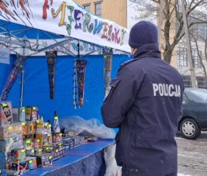 Policjant przy stoisku z fajerwerkami
