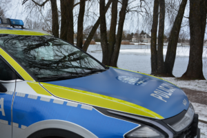 radiowóz w tle zbiornik wodny