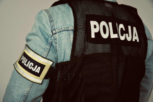 plecy mężczyzny napis policja