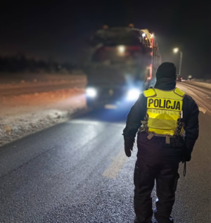 policjant badający trzeźwość
