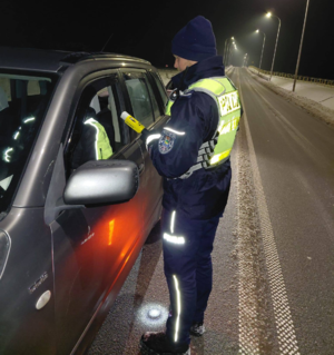 policjant badający trzeźwość