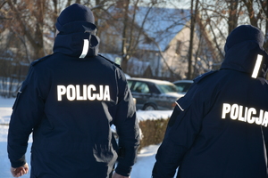 Policjanci w warunki zimowe