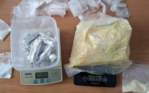 waga, proszek, narkotyki w woreczkach strunowych