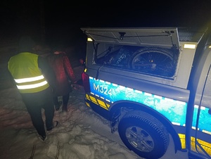 radiowóz i dwoje ludzi warunki zimowe