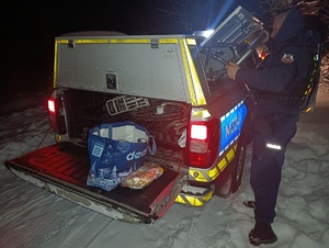 policjant przy radiowozie pakuje rowery