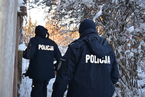 Policjanci w zimowej aurze