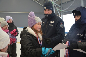 Policjanci z młodzieżą na lodowisku