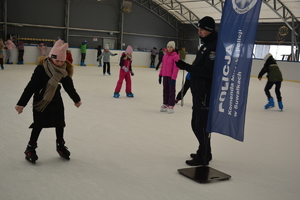 Policjanci z młodzieżą na lodowisku