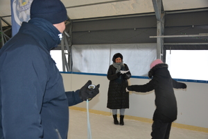 Policjanci z młodzieżą na lodowisku