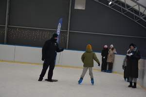 Policjanci z młodzieżą na lodowisku