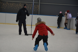Policjanci z młodzieżą na lodowisku