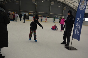 Policjanci z młodzieżą na lodowisku