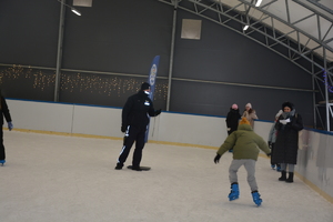 Policjanci z młodzieżą na lodowisku