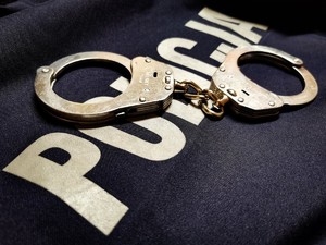 kajdanki napis policja