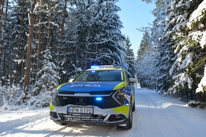 radiowóz w zimowej scenerii