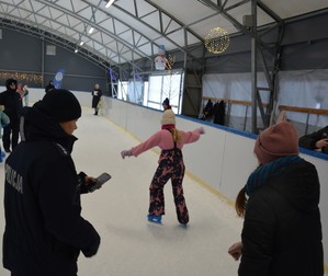 spotkanie z policjantami na lodowisku