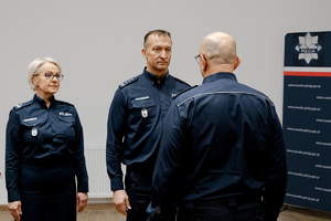 zdjęcia przedstawiające policjantów służby mundurowe przedsatawicieli samorządów i instytucji, w trakcie odprawy, policjant, policjnatka, prezentacja, slajd