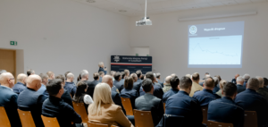 zdjęcia przedstawiające policjantów służby mundurowe przedsatawicieli samorządów i instytucji, w trakcie odprawy, policjant, policjnatka, prezentacja, slajd