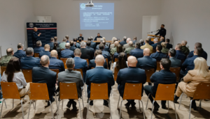 zdjęcia przedstawiające policjantów służby mundurowe przedsatawicieli samorządów i instytucji, w trakcie odprawy, policjant, policjnatka, prezentacja, slajd