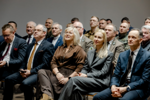 zdjęcia przedstawiające policjantów służby mundurowe przedsatawicieli samorządów i instytucji, w trakcie odprawy, policjant, policjnatka, prezentacja, slajd