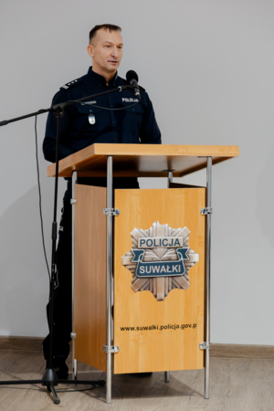 zdjęcia przedstawiające policjantów służby mundurowe przedsatawicieli samorządów i instytucji, w trakcie odprawy, policjant, policjnatka, prezentacja, slajd