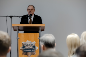 zdjęcia przedstawiające policjantów służby mundurowe przedsatawicieli samorządów i instytucji, w trakcie odprawy, policjant, policjnatka, prezentacja, slajd