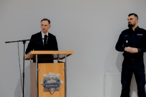 zdjęcia przedstawiające policjantów służby mundurowe przedsatawicieli samorządów i instytucji, w trakcie odprawy, policjant, policjnatka, prezentacja, slajd