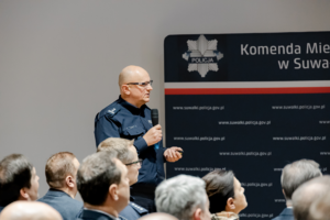 policjanci i starosta suwalski