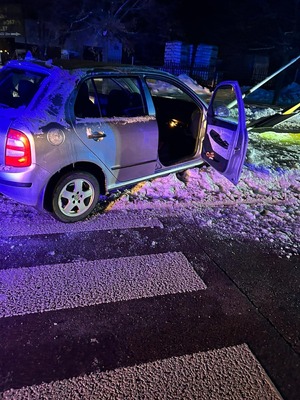 auto uderzyło w latarnie